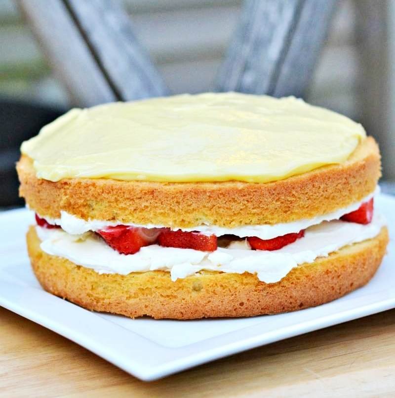 bizcocho chocolate blanco y fresas